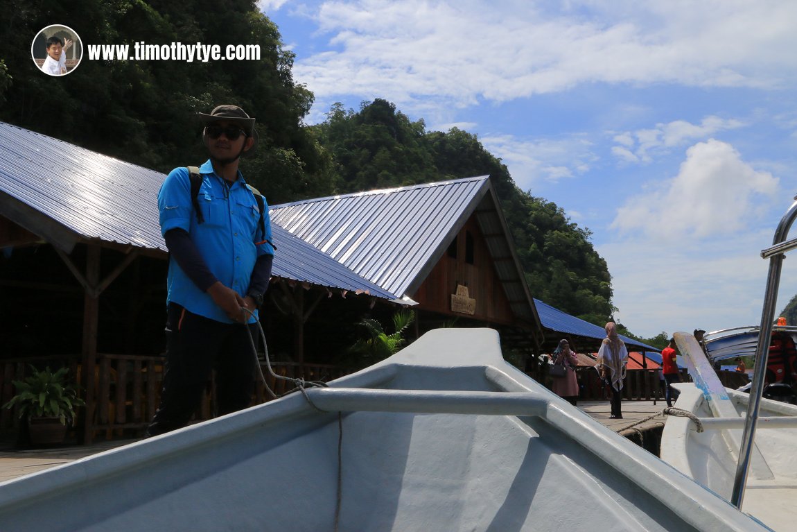 Chiro bringing our boat to the pier at Amin Restaurant in Kilim Geoforest Park