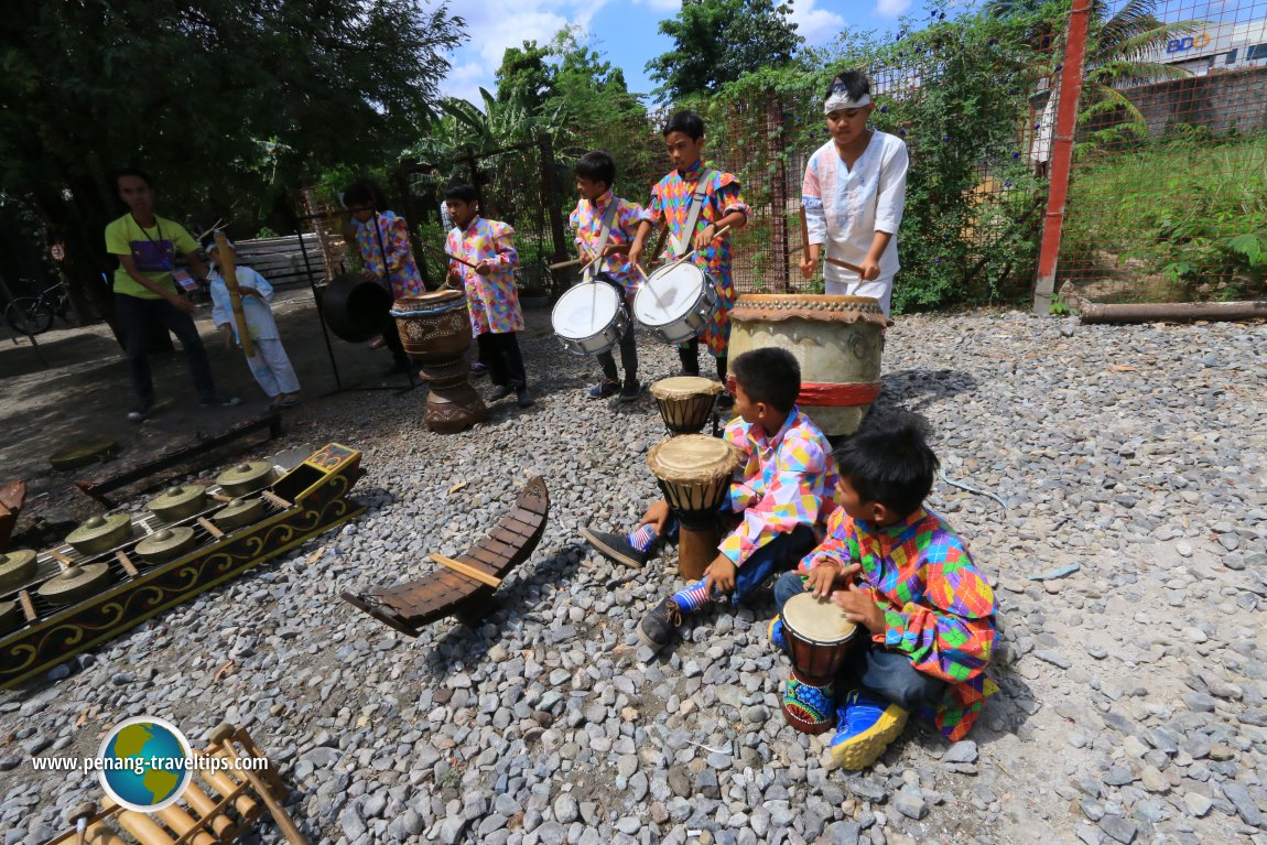 Filipino children musical troupe