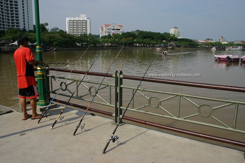 Memancing ikan di Sungai Sarawak