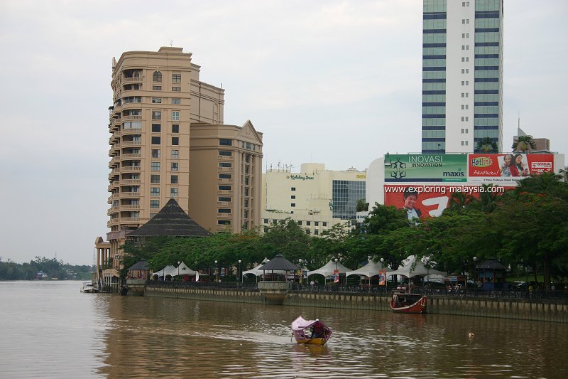 Persisiran sungai di Kuching