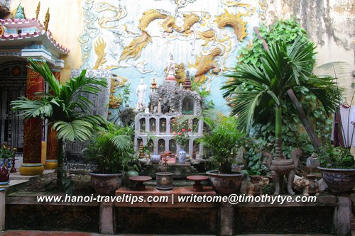 Bach Ma Temple, altar