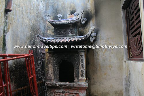 Bach Ma Temple, shrine in the wall