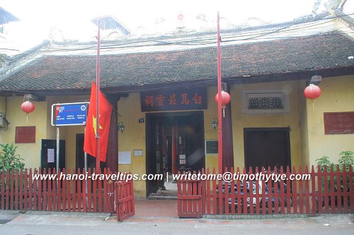 Bach Ma Temple, entrance