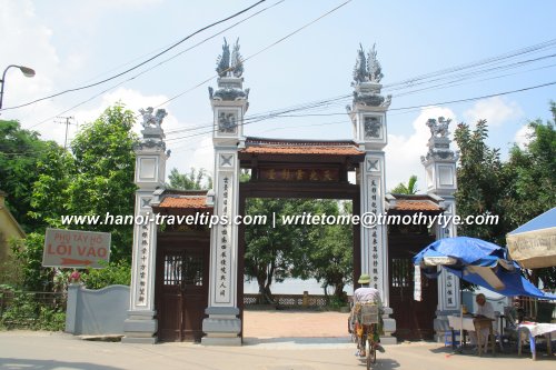 Gateway to Phu Tay Ho Temple
