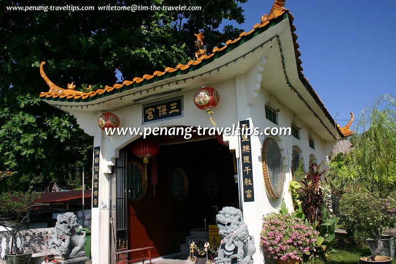 sampoh-footprint-temple-batu-maung.jpg