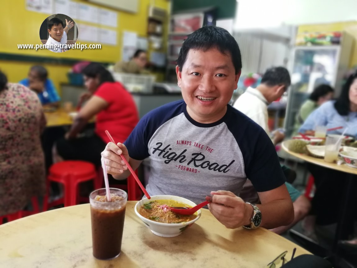 Here I am at Balik Pulau enjoying the laksa at the corner coffee shop.