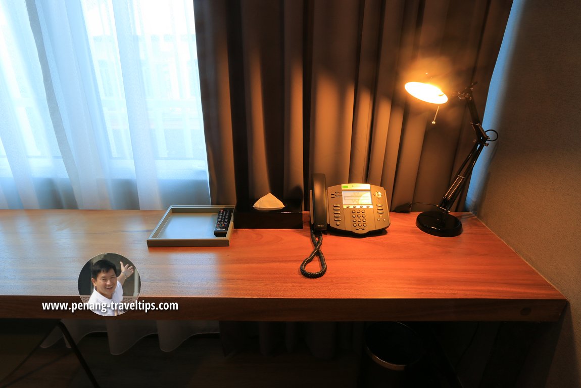 Writing desk in the Deluxe Trio room of Urban H Hotel