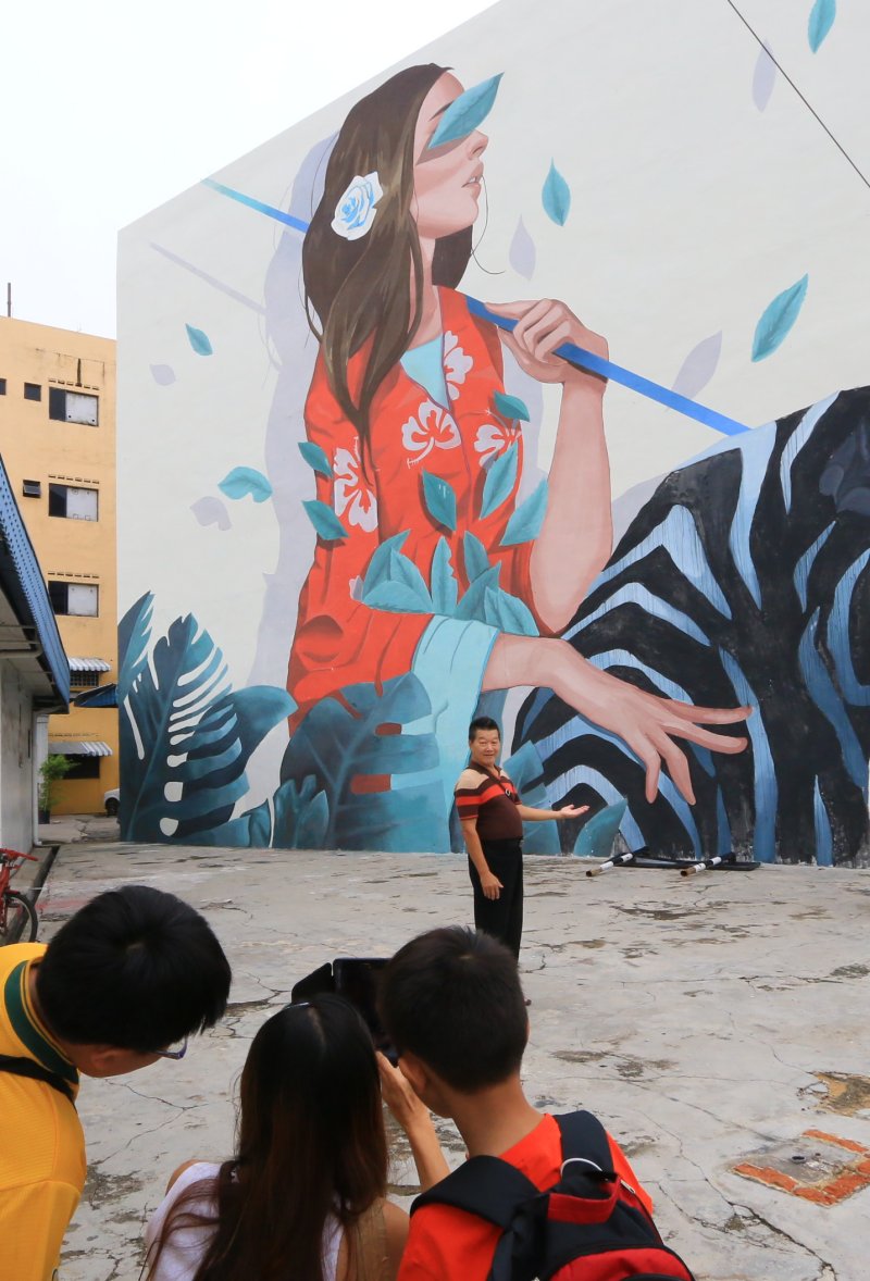 The Bond mural by Sabek, Muar