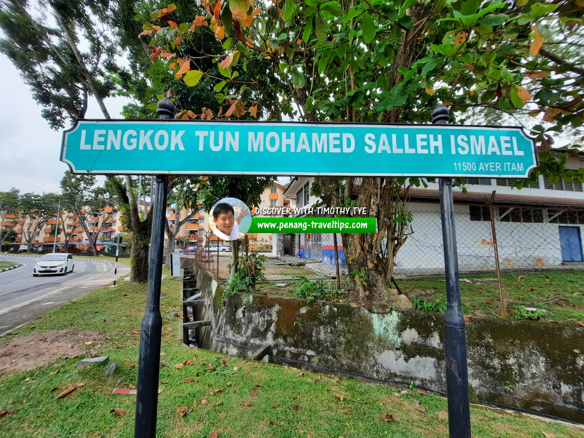 Lengkok Tun Mohamed Salleh Ismael roadsign
