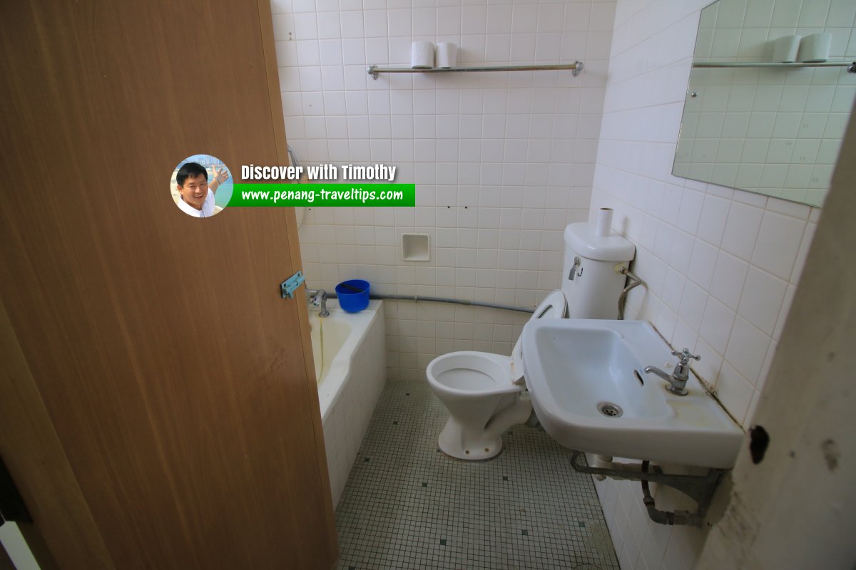 Bathroom of the guest bedrooms at Waldorf Hotel