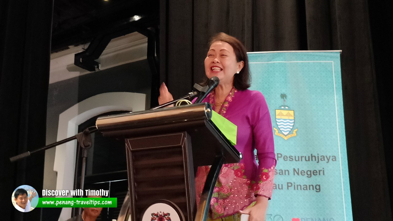 Lillian Tong spoke on the Nyonya Kebaya