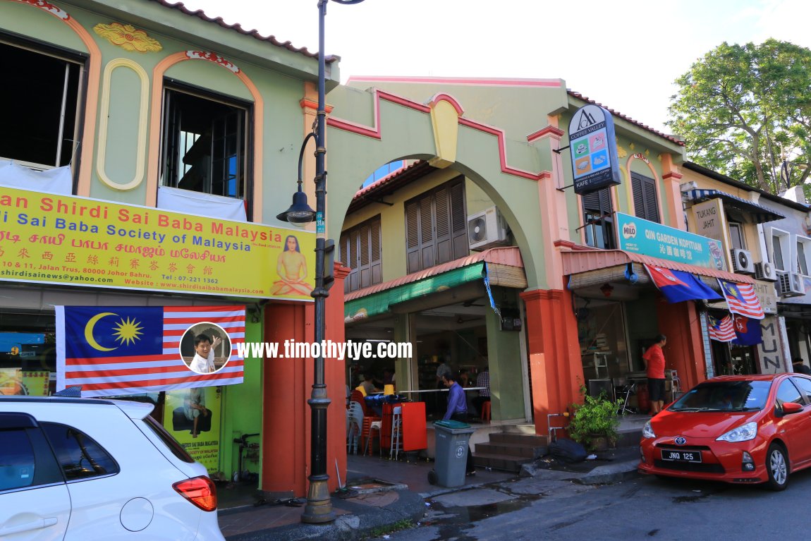 That same archway on Jalan Trus in 2016