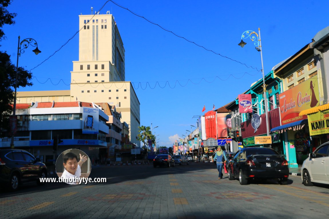 Jalan Tunku Ibrahim looking towards the intersection with Jalan Sultan Badlishah and Jalan Selamat