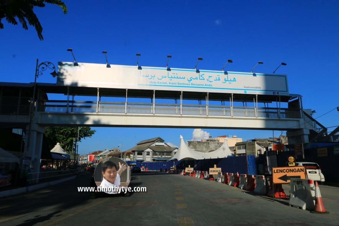 Pedestrian bridge across Jalan Tunku Ibrahim at Pekan Rabu