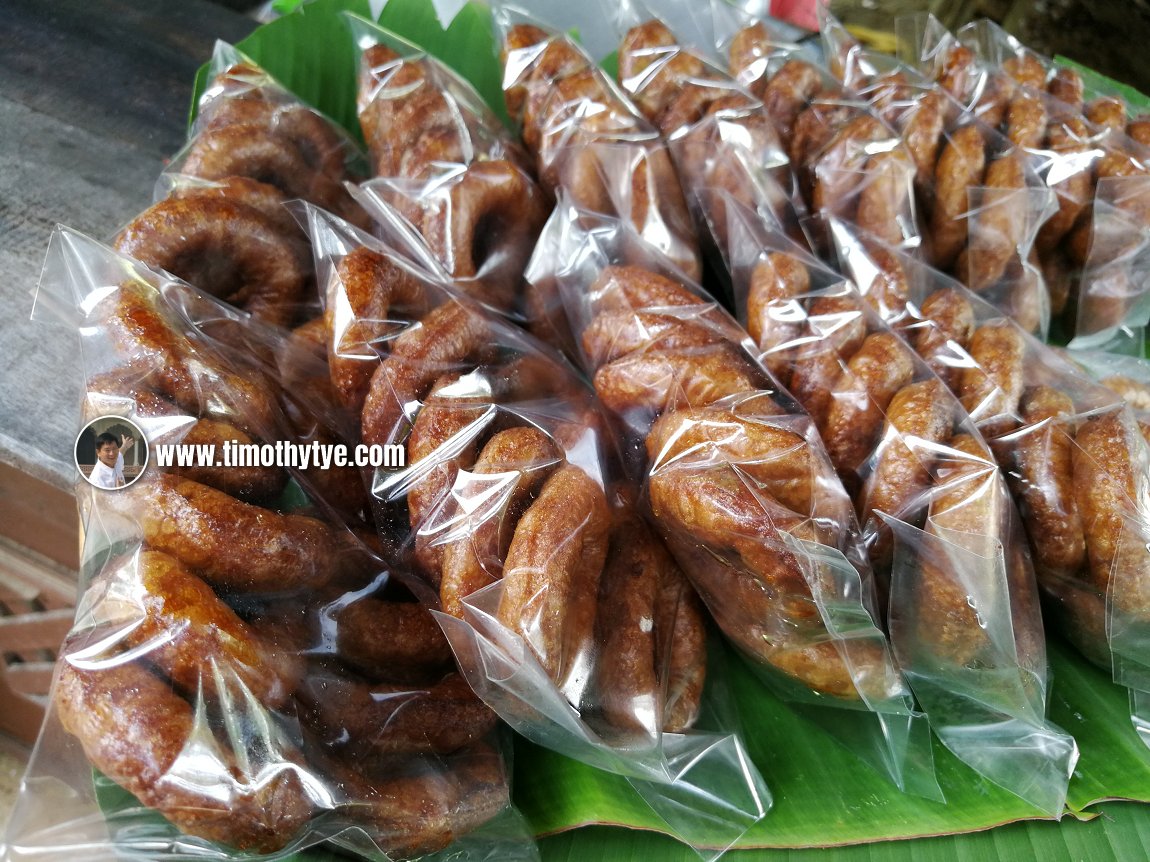 Peneram, a type of Malay snack sold at Makam Mahsuri