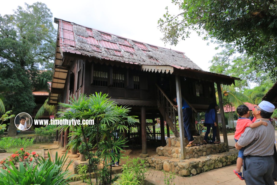 Rumah Mahsuri, traditional house at Makam Mahsuri