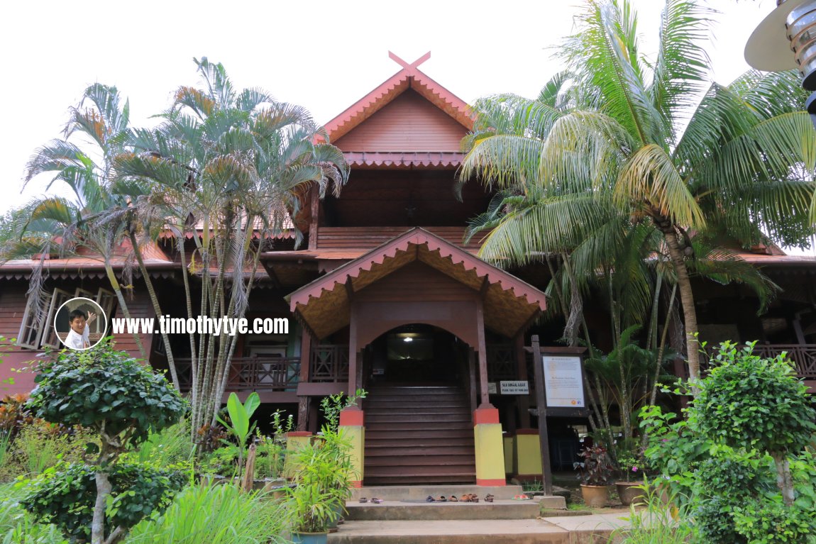 Rumah Penghulu at Makam Mahsuri