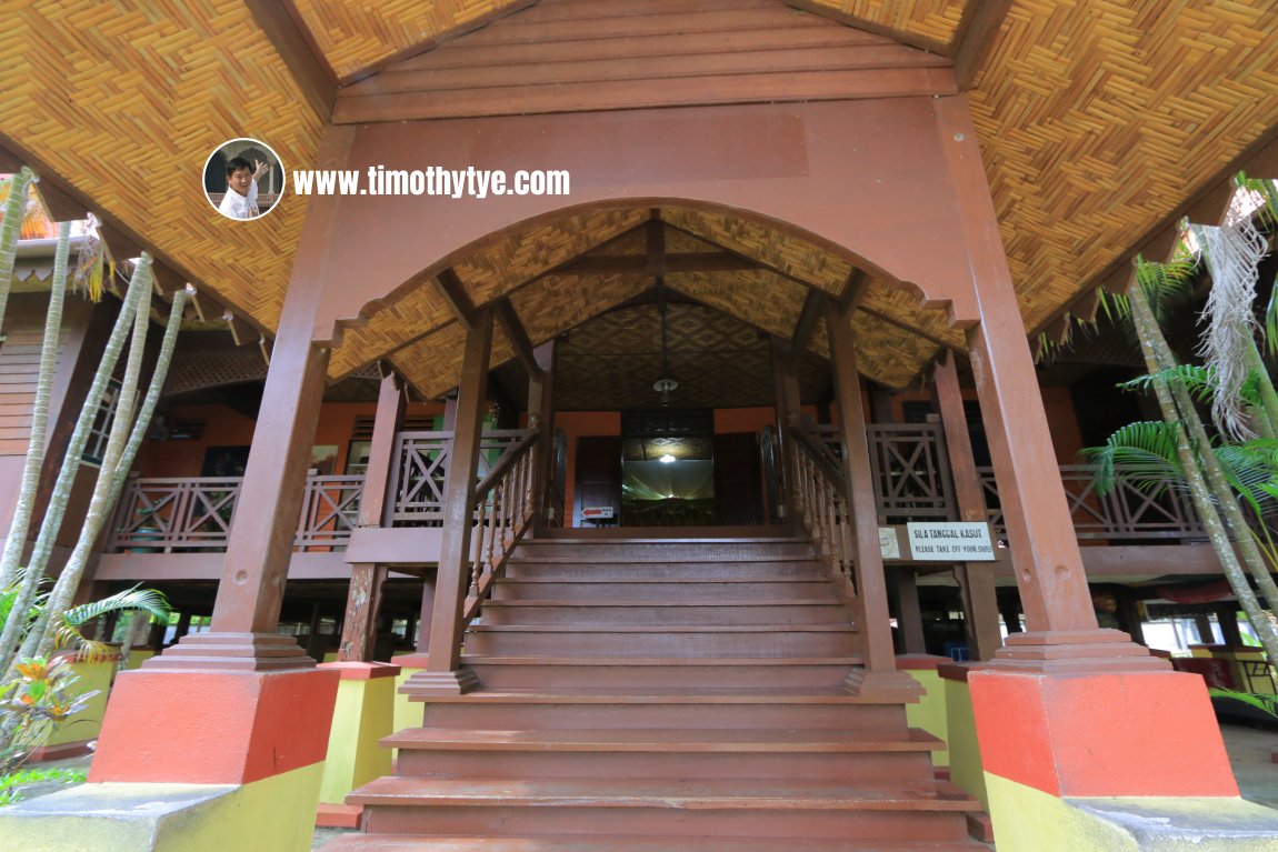 Rumah Penghulu at Makam Mahsuri