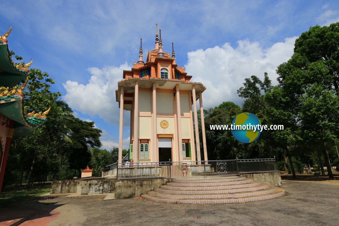 Phra Vicaranayanmuni's Stupa, Wat Uttamaram