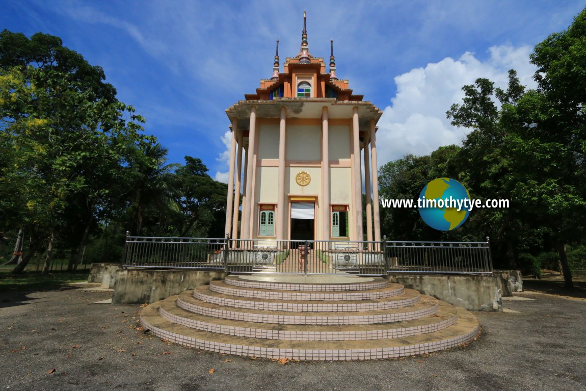 Phra Vicaranayanmuni's Stupa, Wat Uttamaram