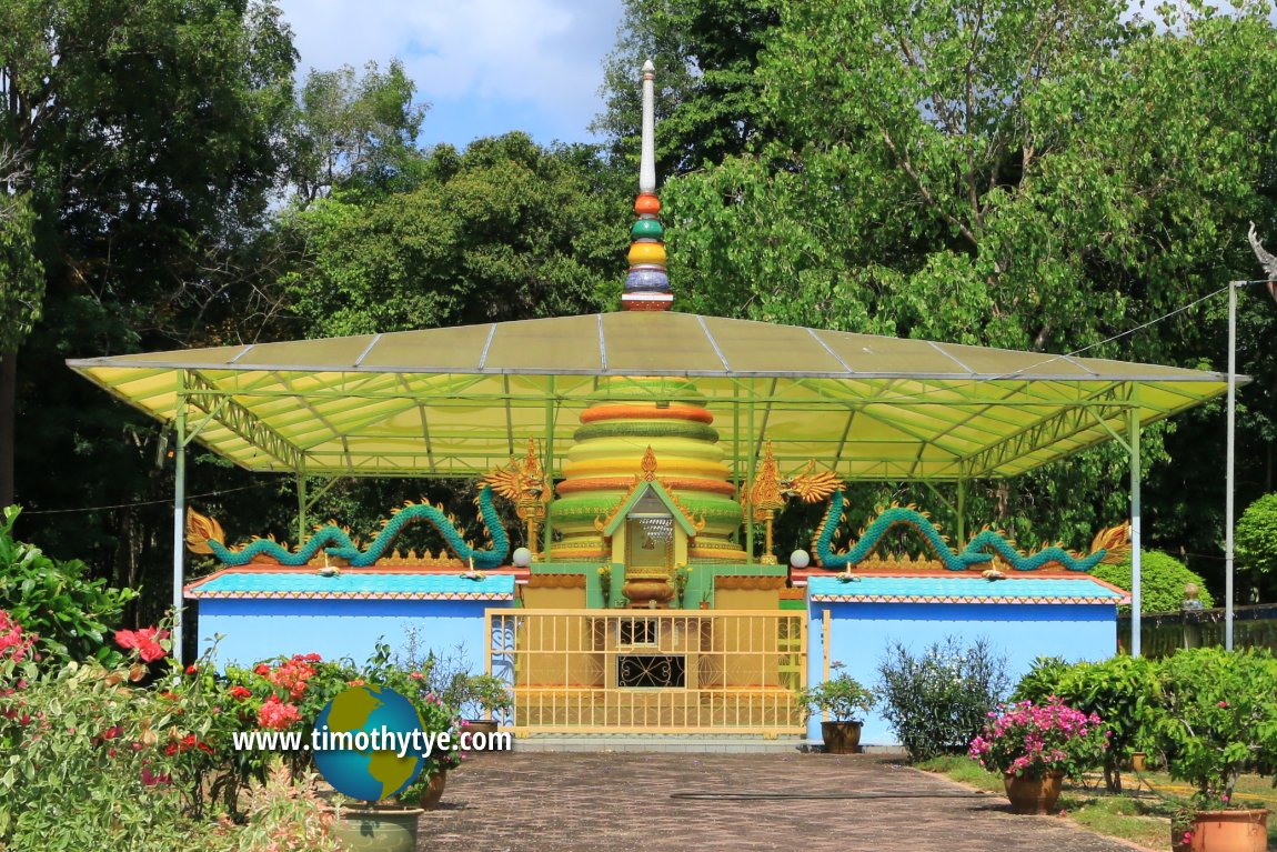 Luang Phor Mitr Stupa, Wat Uttamaram