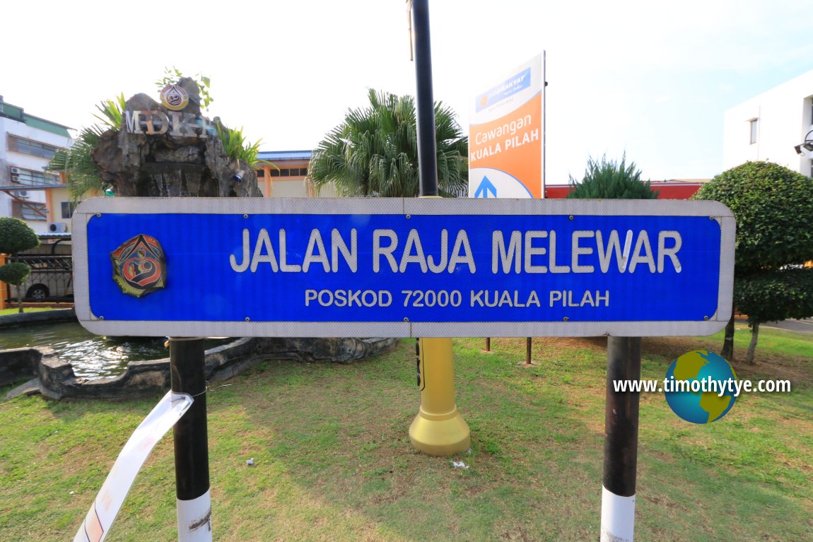 Jalan Raja Melewar road sign