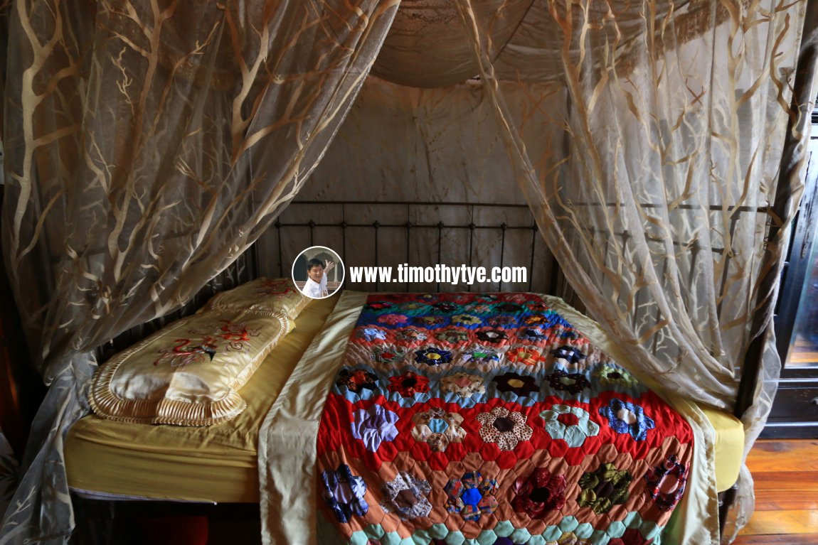 Bedchamber with quilt blanket