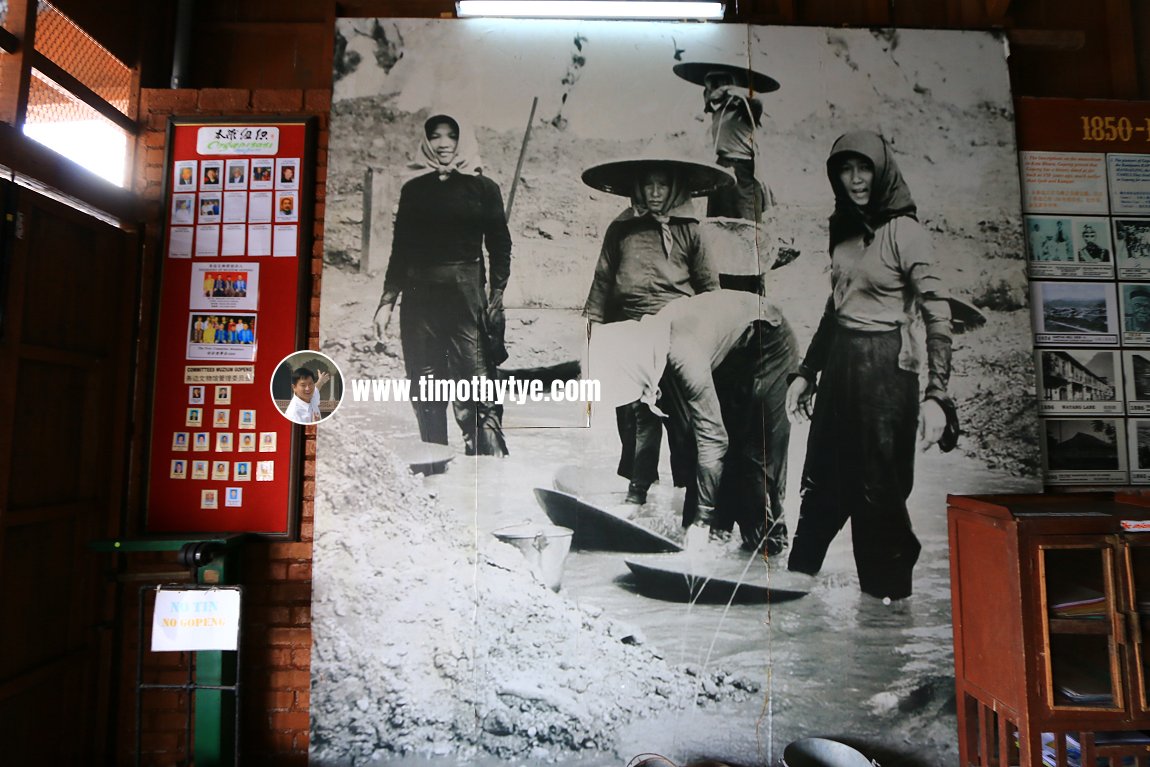 Women tin miners in Gopeng