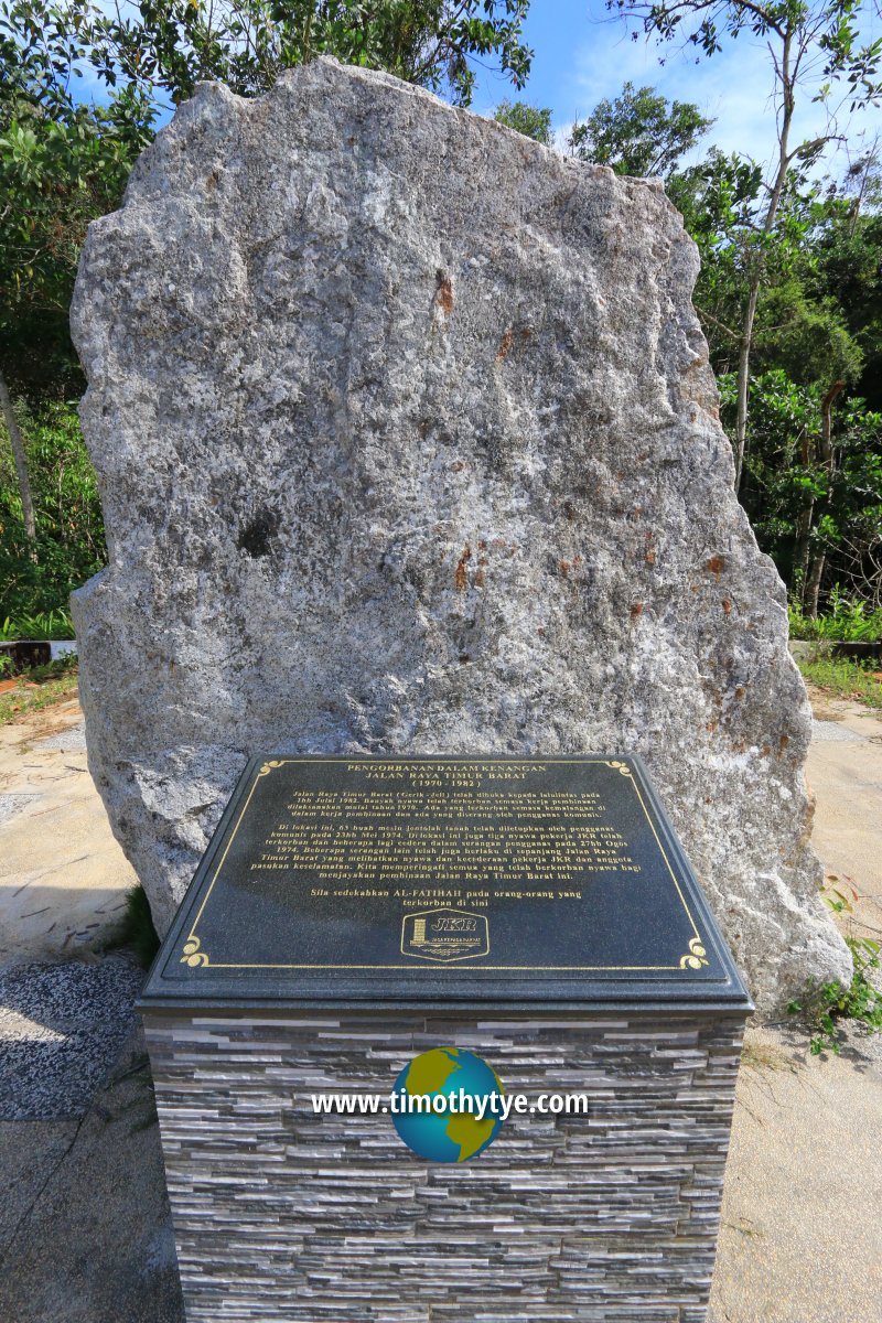 Tugu Peringatan Jalanraya Timur Barat