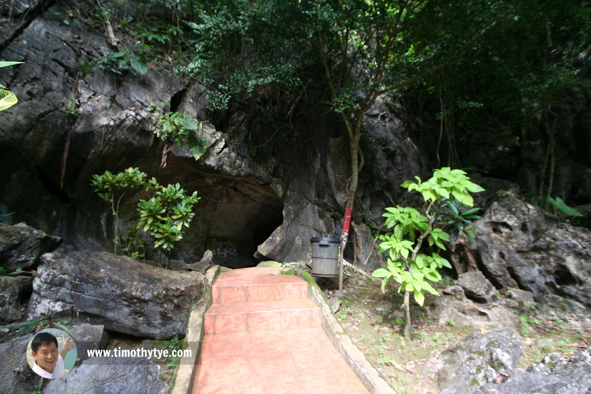 Path to the cave at the foot of Bukit Kayang