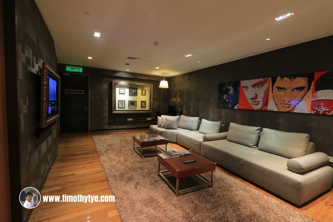 Rock Royalty Level TV Lounge - watch TV while the King watches you!