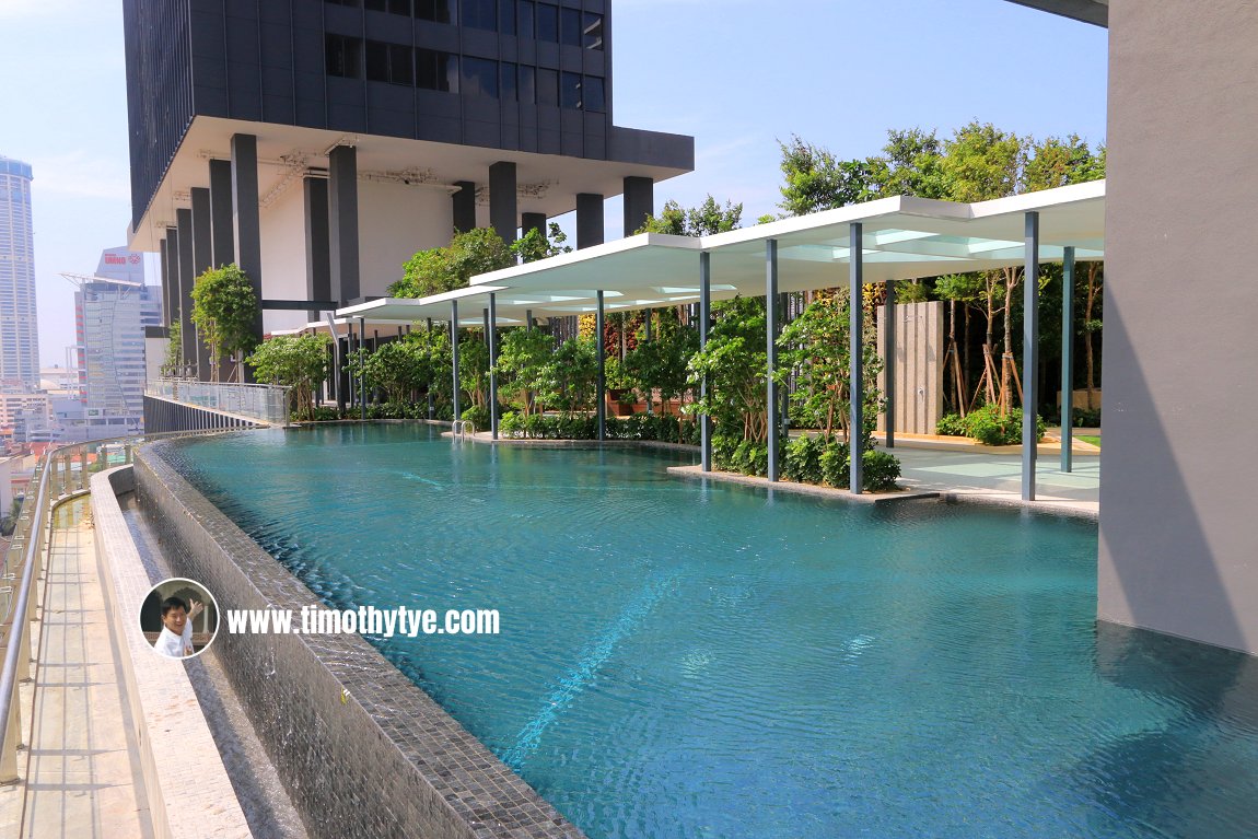 The infinity pool at Tropicana 218 Macalister