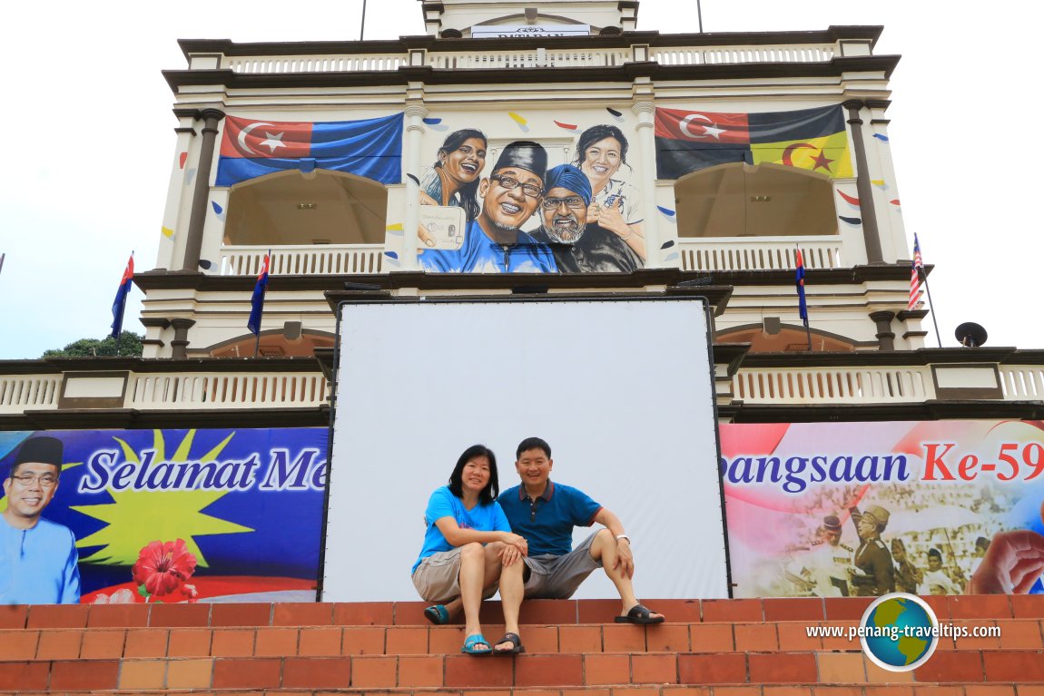 Timothy Tye and Goh Chooi Yoke at the Bangsa Malaysia mural