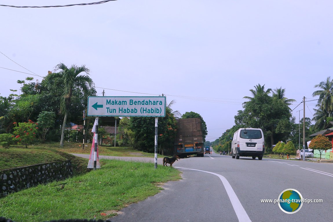 Signboard pointing to Bendahara Tun Habab's Mausoleum