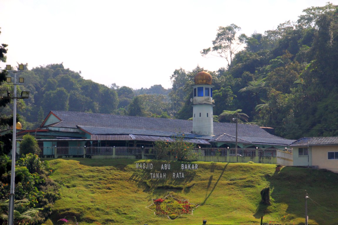 Masjid Abu Bakar, Tanah Rata