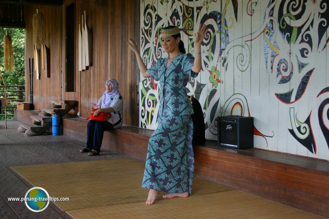 Orang Ulu dance performance