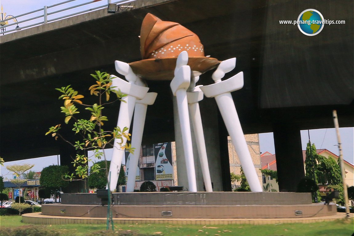 Tengkolok & Keris Monument, Klang