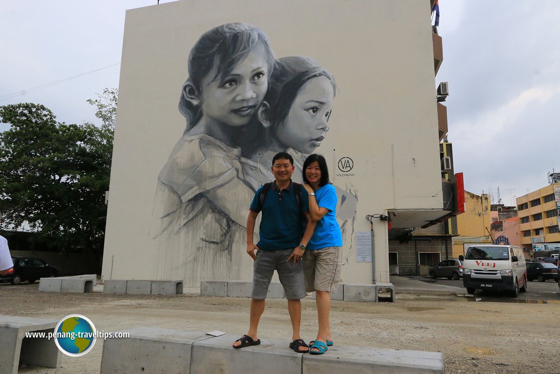 Timothy Tye and Goh Chooi Yoke at The Loving Sisters mural
