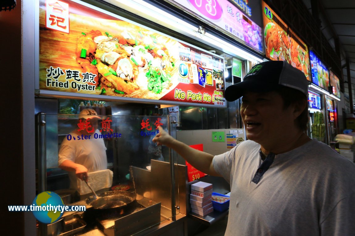 KF Seetoh ordering from the Hup Kee Oyster Omelette stall
