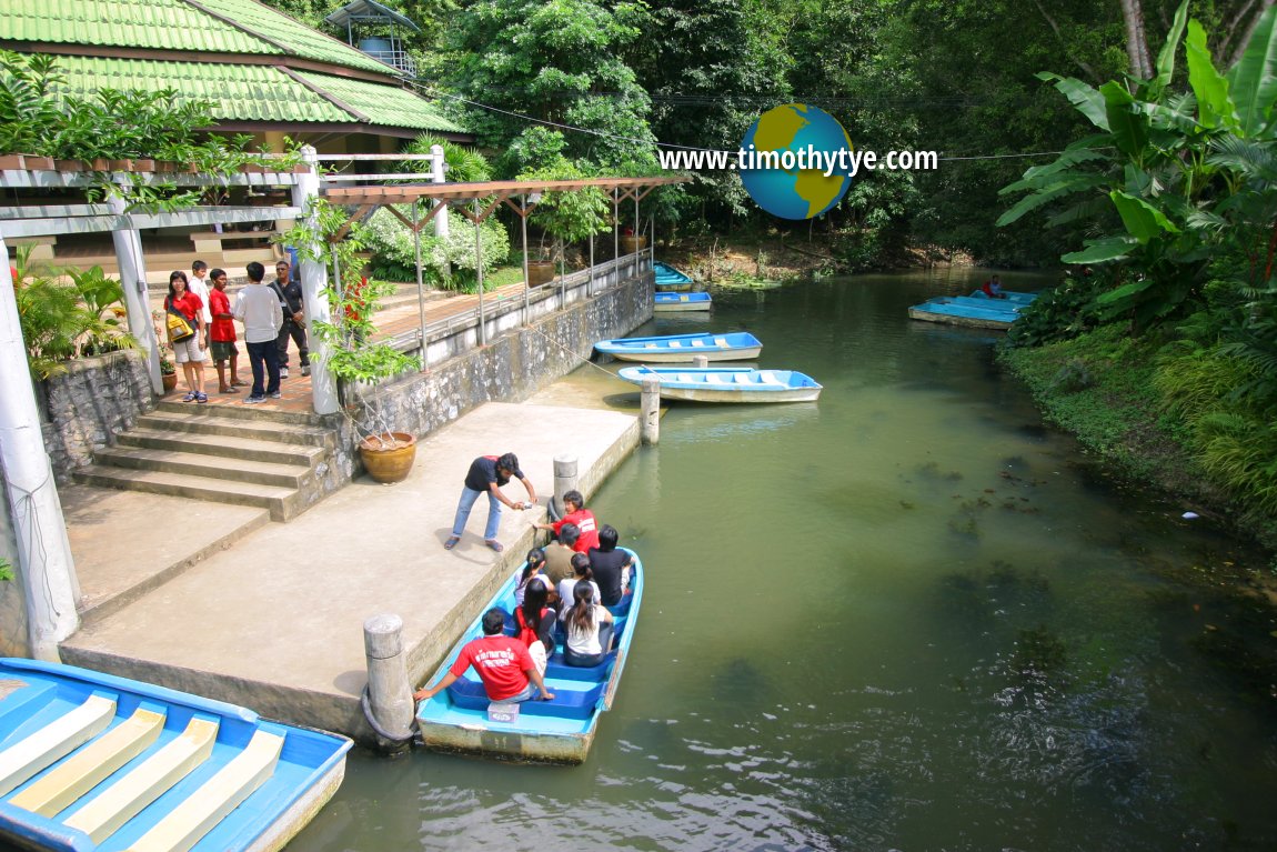 Boat pier for visiting Le Khaokob Cave