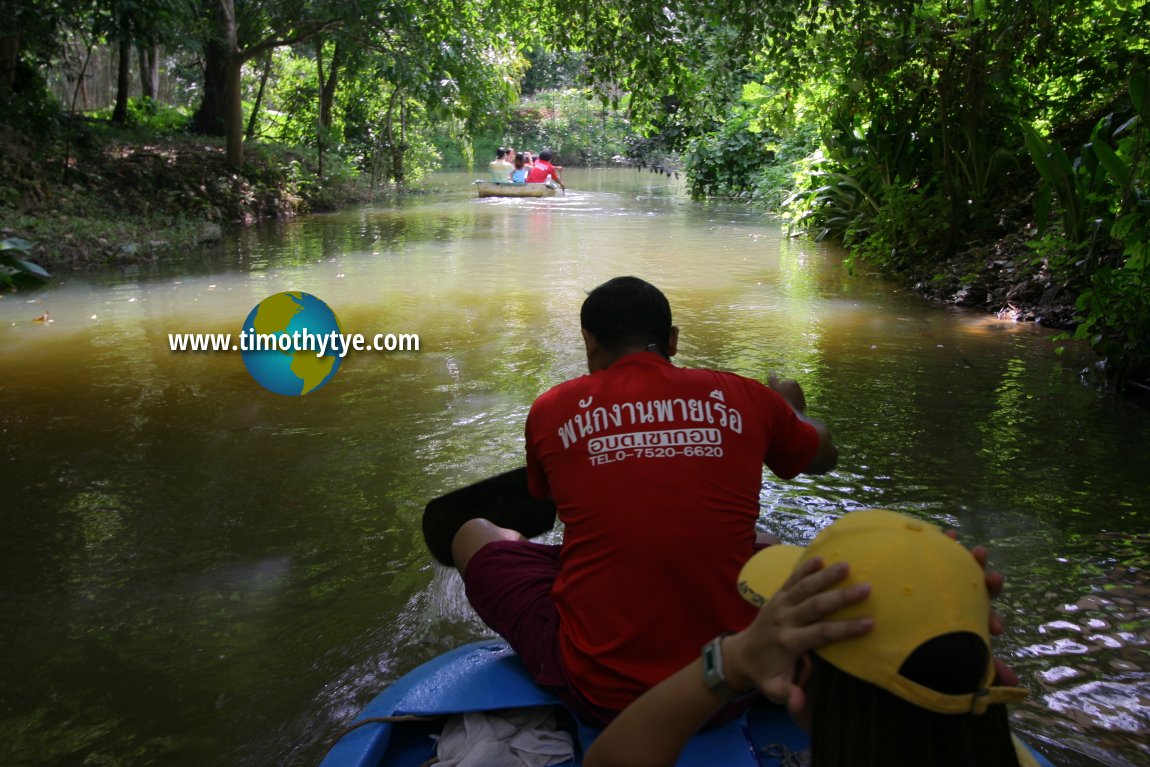 River journey towards Le Khaokob Cave