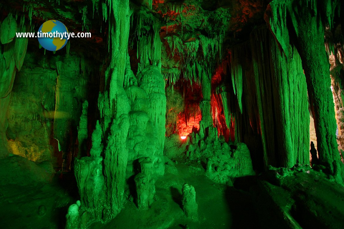 Ley Cave, Trang