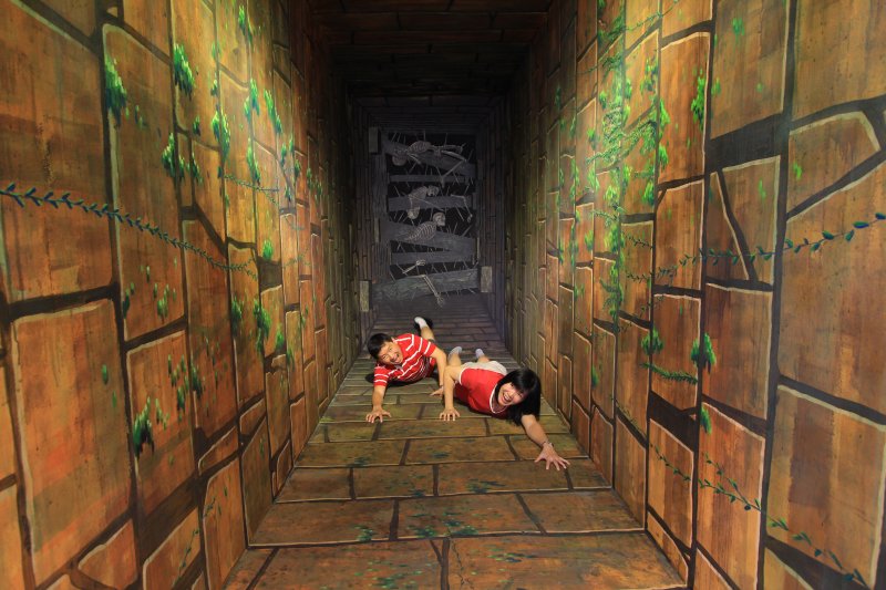 Climbing out of the pit, Penang 3D Trick Art Museum