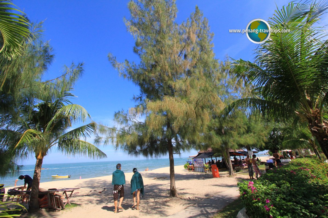 Pantai Batu Ferringhi di belakang Golden Sands Resort