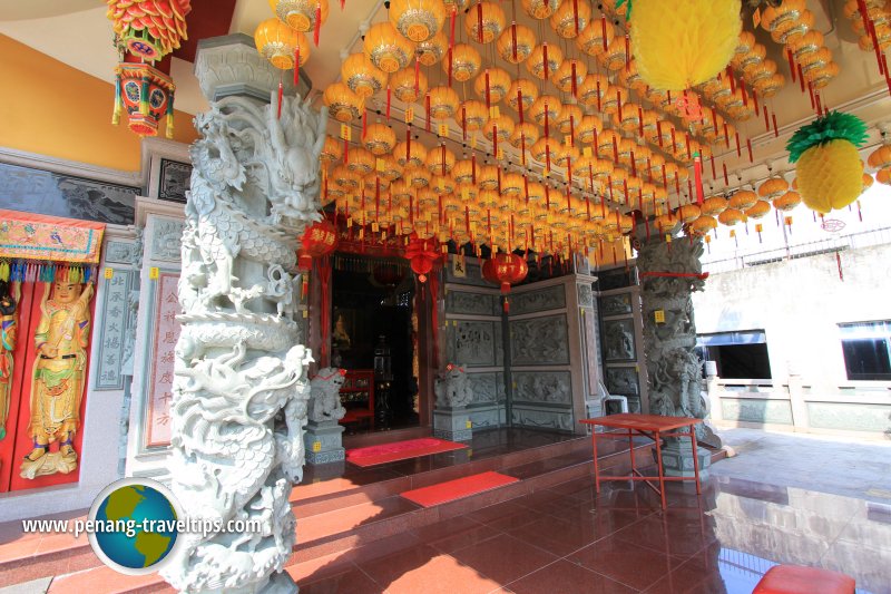 The porch area of Tian Gong Tan Temple