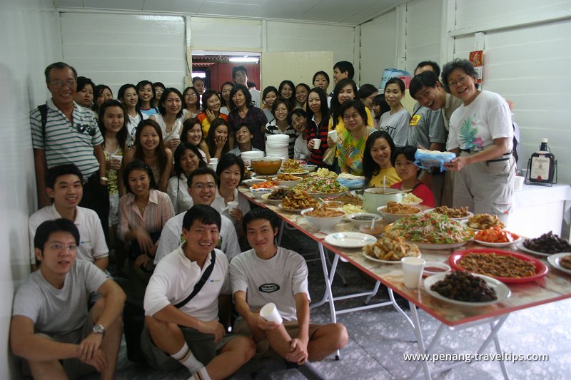 Members of AsiaExplorers enjoying the Chew Jetty home cooked dinner