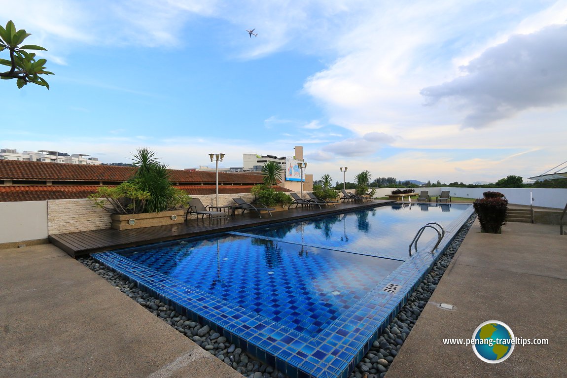 Eastin Hotel swimming pool