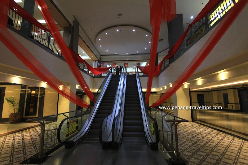 Escalator to Lot 33