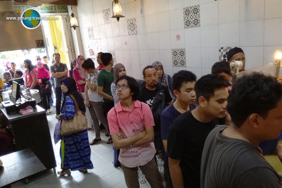 Long queue at Hameediyah