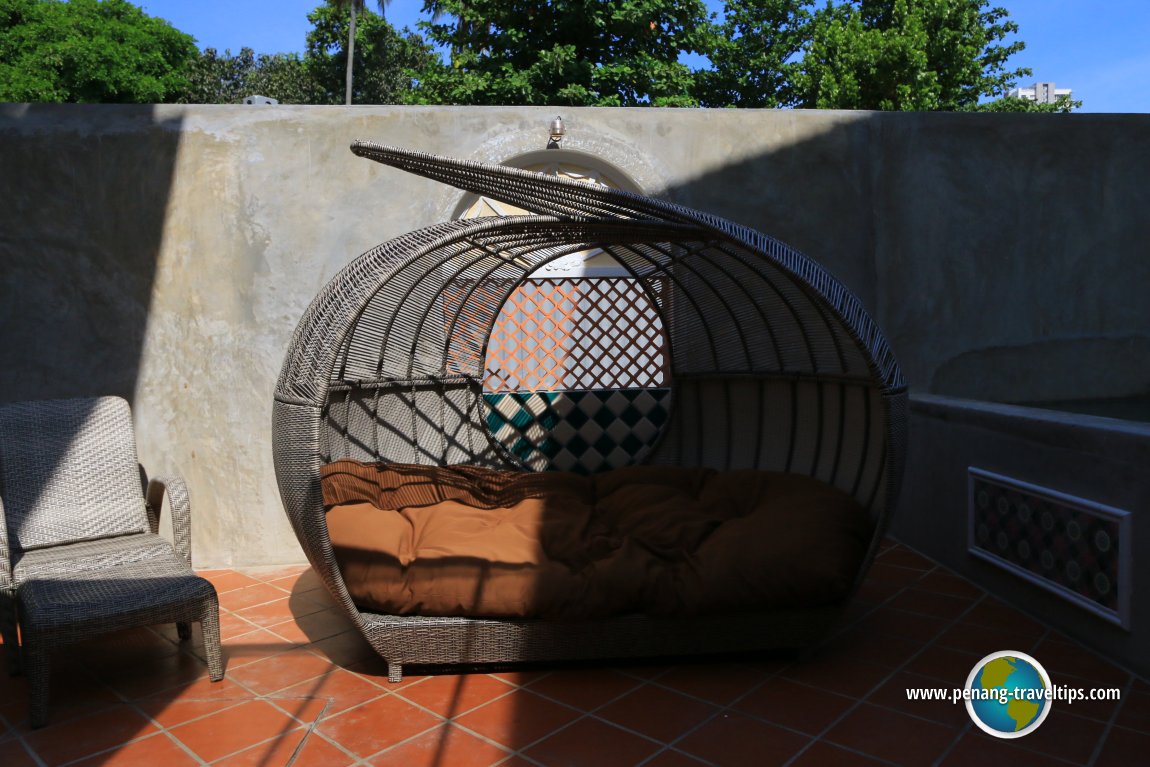 A garden divan out in the lanai